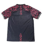 CAMISETA-DE-FUTBOL-Barcelona-2024-2025-Q2-550-1 | UAE SPORT STORE Back view of a dark navy polo shirt with pink abstract pattern on the sleeves and a pink vertical stripe on the lower back area.