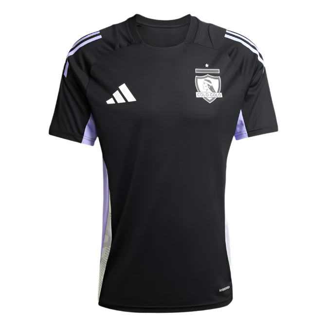 Camiseta_Entrenamiento_Colo-Colo_2_672x672_d276d2cc-49ed-4f85-b152-3e9409254f6e Black Colo-Colo soccer jersey with Adidas logo, purple side panels, and crest on the left chest area.