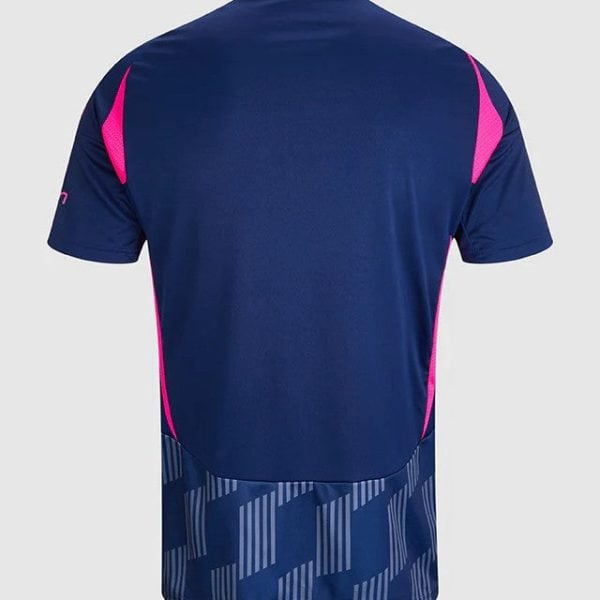 Back view of a navy blue athletic T-shirt with pink side panels and a geometric pattern at the hem for a sporty look.
