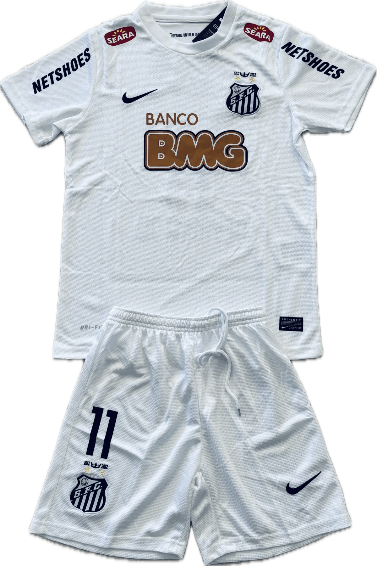 White soccer jersey featuring Santos FC crest, Nike swoosh, Banco BMG sponsor; NETSHOES on sleeves; includes matching white shorts with crest.