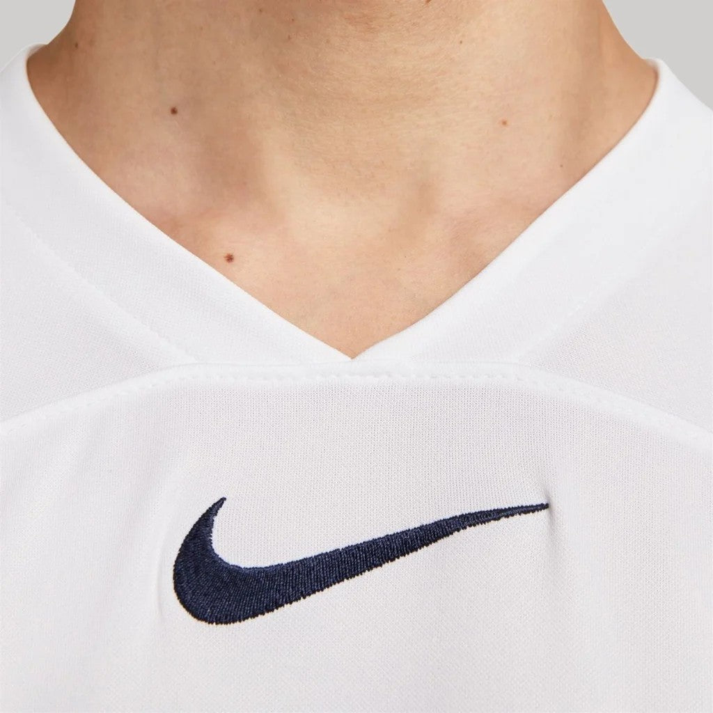 J0GwGXloygEE2WF_48989b67-2ed1-4632-9e54-1d0980210998 | UAE SPORT STORE Close-up of a white Nike shirt neckline with navy embroidered swoosh logo on the chest area near the collarbone