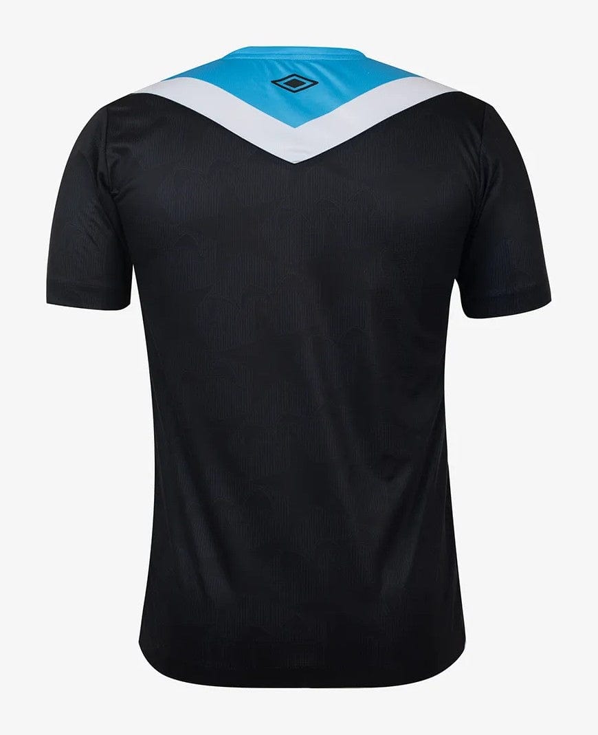 JCY5nDkTiYHg5yT | UAE SPORT STORE Backward view of a black short-sleeve athletic jersey with a blue chevron across the shoulders and a white stripe, featuring the Umbro logo at the top center.