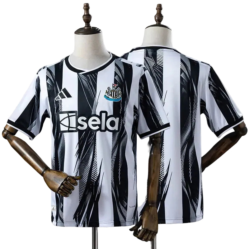 Newcastle-United-2026-27-hjemmebanetroeje-troeje-til-herre Newcastle United soccer jersey on a display mannequin with bold black-and-white vertical stripes and club crest on the chest.