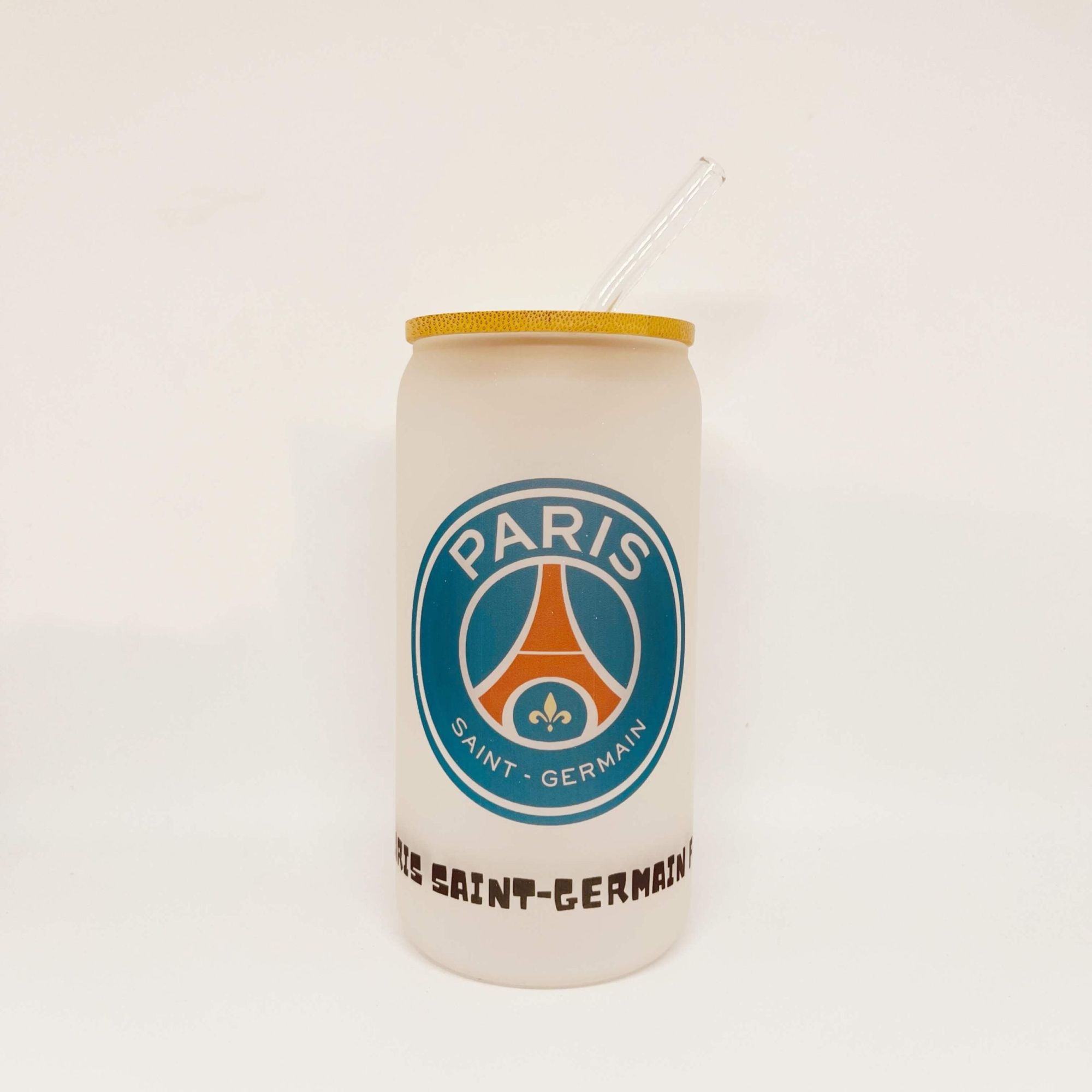 Paris-Saint-Germain-16-oz-Glass-Cup-1-scaled-1 | UAE SPORT STORE White bottle with a yellow rim and a clear straw, featuring a Paris Saint-Germain emblem.