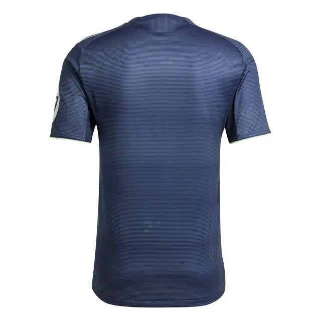 RMCFMZ0920_2 | UAE SPORT STORE Back view of a navy blue textured short-sleeve athletic shirt with subtle horizontal stripes.
