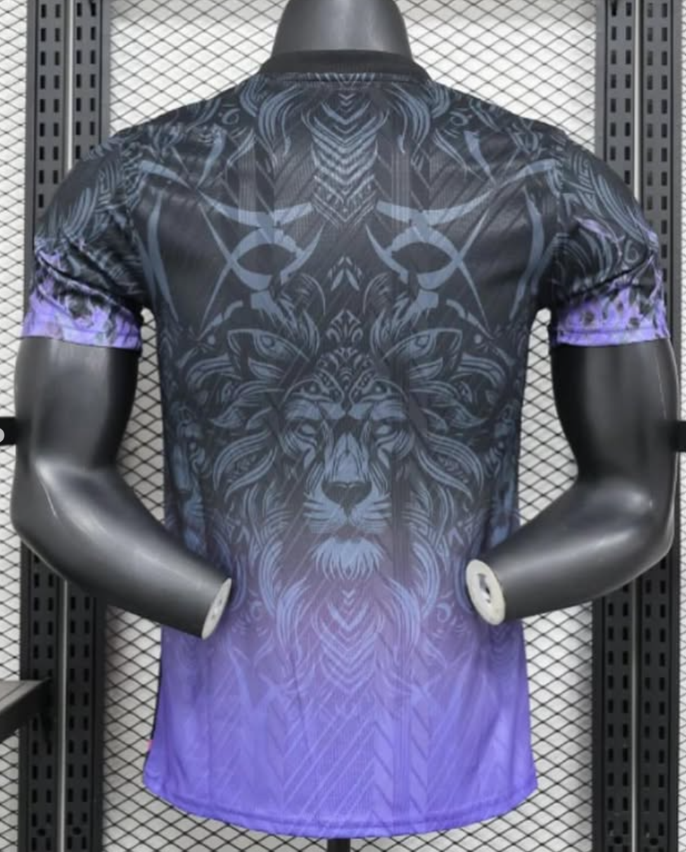 Screenshot2024-12-10185944 | UAE SPORT STORE Back view of a black-to-purple gradient athletic shirt with a large ornate lion motif, displayed on a mannequin in a gym setting.