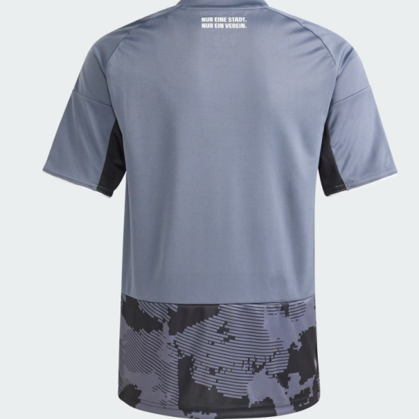 Back view of a blue/gray athletic jersey with a black camouflage-like hem and small white text at the collar: 'NUR EINE STADT. NUR EIN VEREIN.'