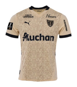 Beige RC Lens football jersey with black trim, team crest, and sponsors (Auchan, Nexans) plus Ligue 1 patch on sleeve.