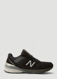 adcd74602e9d1c33350b6cfe2abbb85b_e74e4d34-5d35-4daa-9b29-62a200cbd535 | UAE SPORT STORE Black New Balance sneaker in side view with silver N logo and gray sole, men's athletic shoe