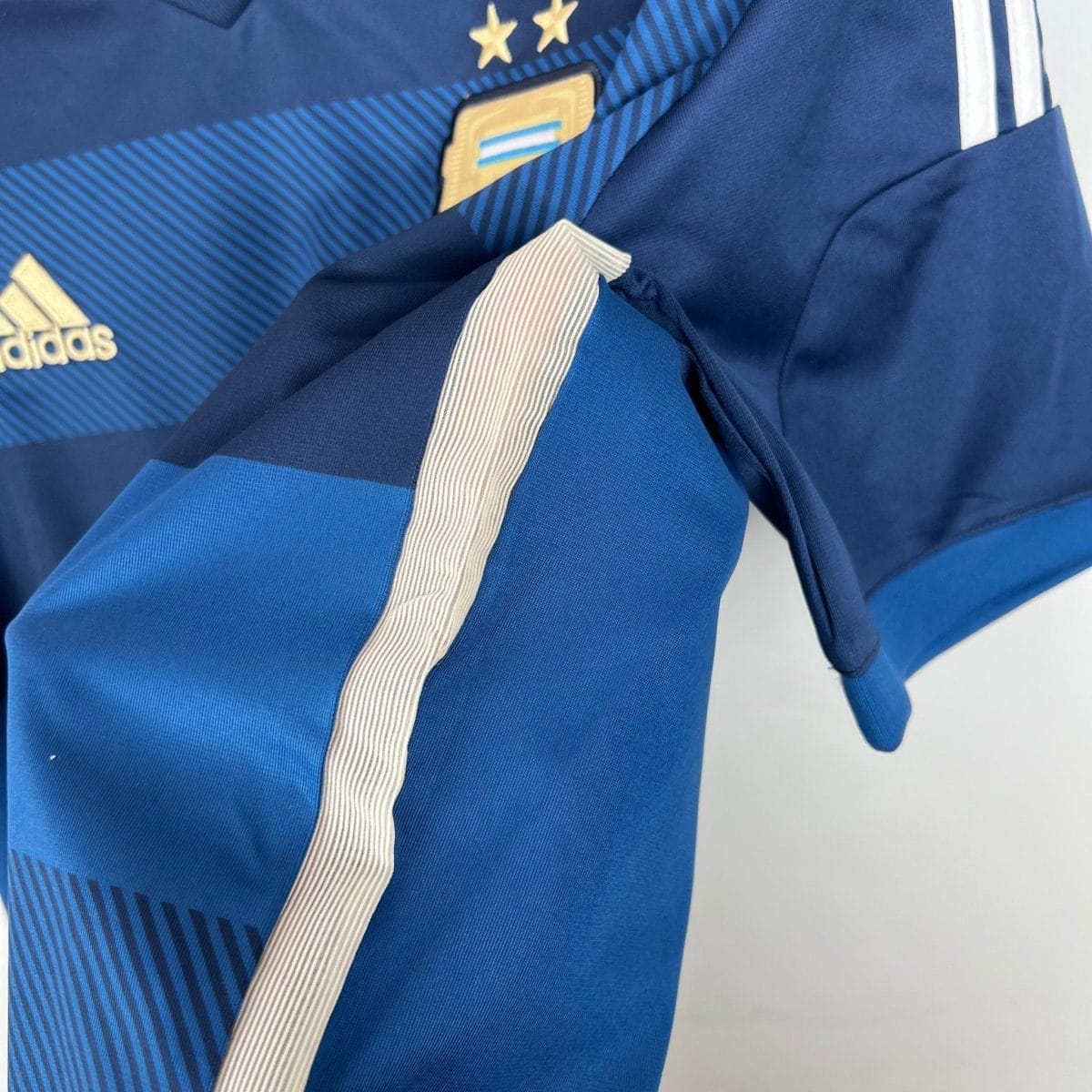 Dark-blue Argentina shirt, sleeve and trim detail