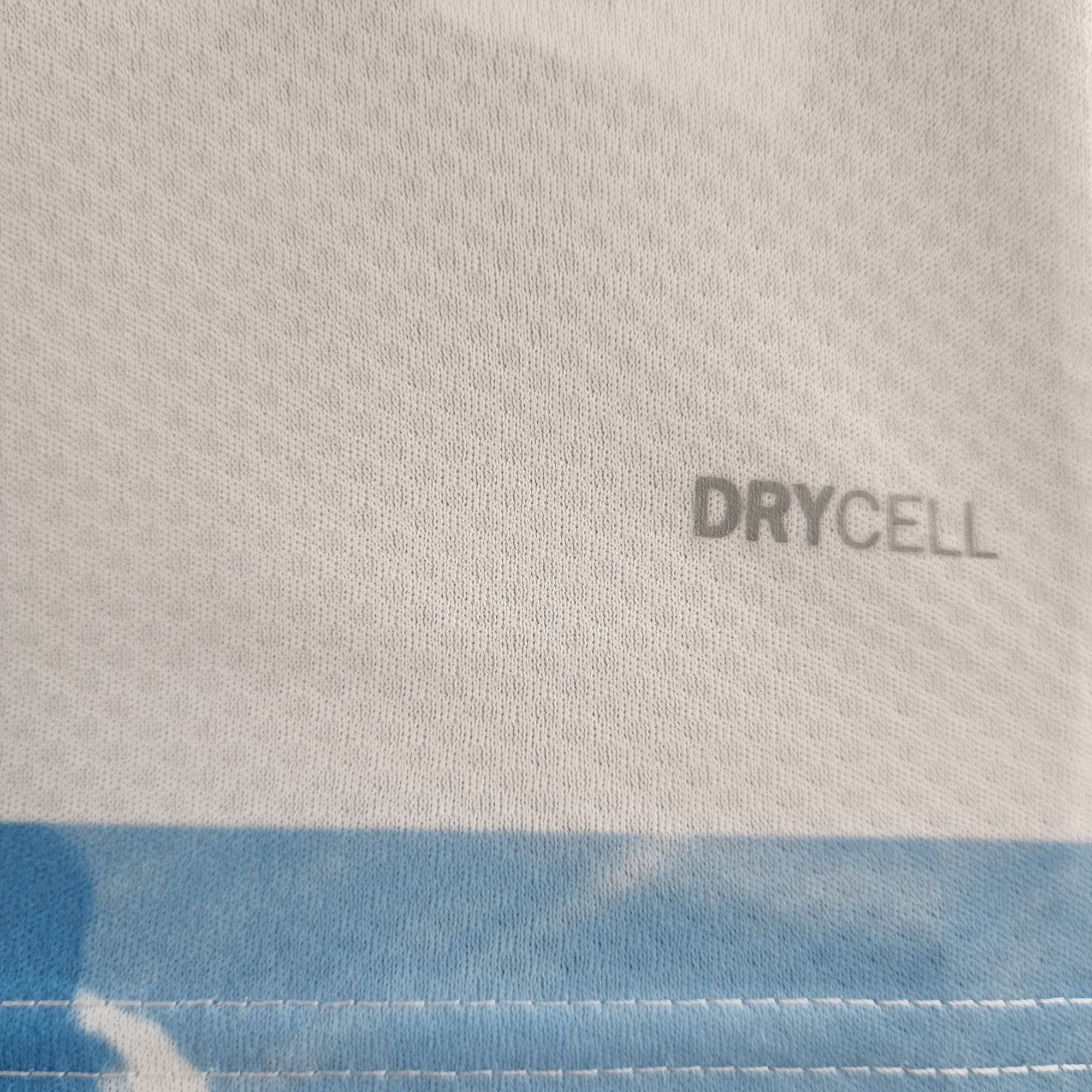 c0518465_77c2326f-47ae-48a7-899c-914592c43abf | UAE SPORT STORE Close-up of knit fabric with a white-to-blue gradient and a visible seam along the bottom edge.