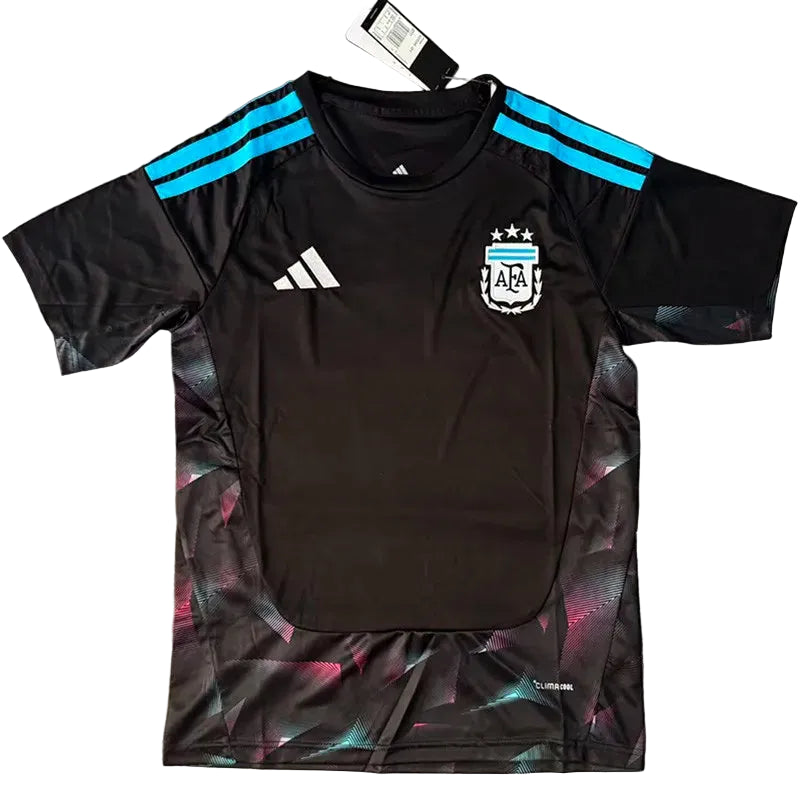 e07cf5d5434649e3 Black Adidas football jersey with light blue shoulder stripes and the Argentina AFA crest on the chest (front view).