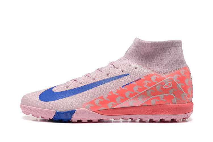 f12300d0 | UAE SPORT STORE Pink soccer cleat with a blue Nike swoosh, sock-like collar, and pink patterned midsole/sole showing studs on a white background