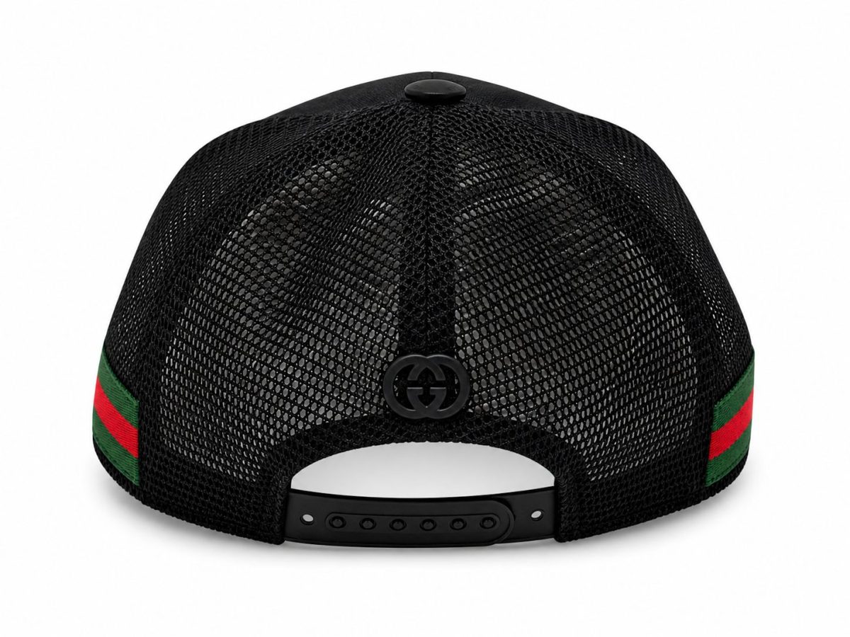 Black mesh baseball cap viewed from the back, with a green-red-green strap and a central Gucci logo buckle, adjustable snapback closure visible.