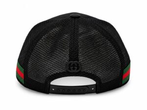 Black mesh baseball cap viewed from the back, with a green-red-green strap and a central Gucci logo buckle, adjustable snapback closure visible.