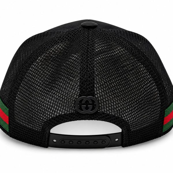 Black mesh baseball cap viewed from the back, with a green-red-green strap and a central Gucci logo buckle, adjustable snapback closure visible.