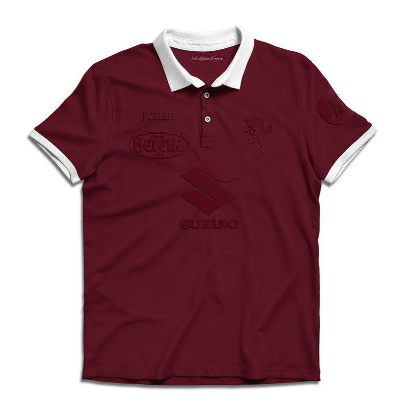gGlj68KUjmPHnmF Maroon polo shirt with white collar and sleeve cuffs, featuring subtle embossed logos across the front and sleeve.