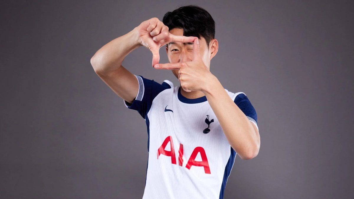 Soccer player in a Tottenham jersey makes a rectangular frame with his fingers in front of his face.