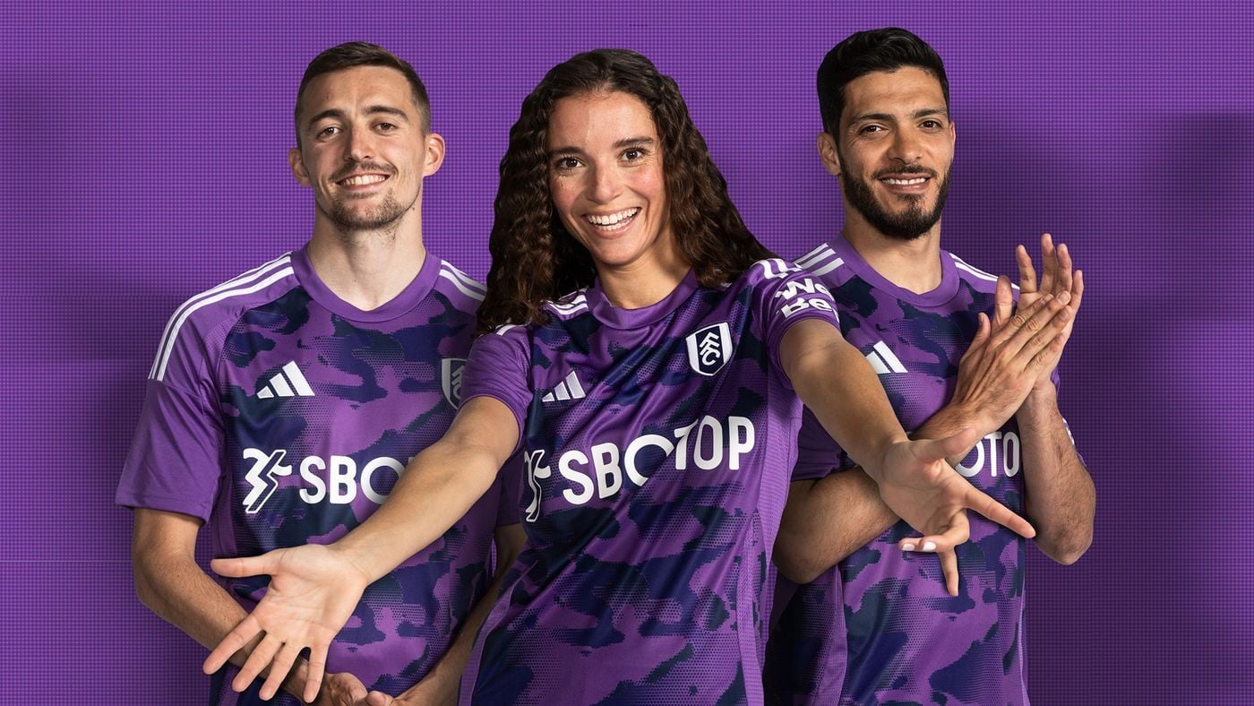 pP4Cz5a9aySX4XZ | UAE SPORT STORE Three athletes in purple camouflage uniforms pose together and smile at the camera.