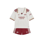 td | UAE SPORT STORE White polo shirt with maroon trim and Emirates Fly Better logo, worn with maroon shorts featuring white stripes and Arsenal crest.