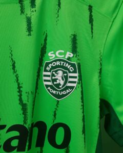 vfzGZXETEj7wSNY | UAE SPORT STORE Close-up of a bright green jersey with a SCP Sporting Portugal badge and black vertical brushstroke patterns