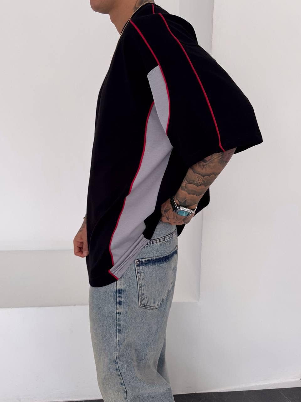 24b6f57a-04b7-44c5-aa1c-4d0c36857d3d | UAE SPORT STORE Men’s Oversized Black T-Shirt with Grey Panels and Red Piping