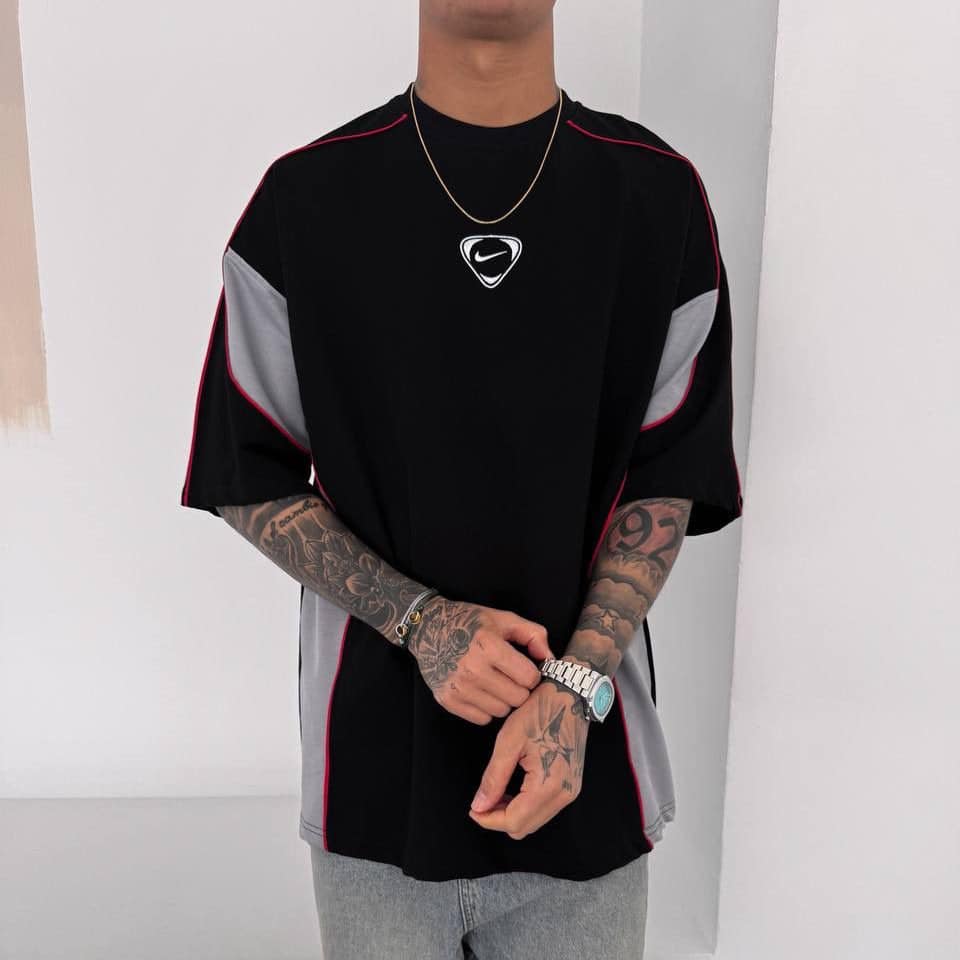 e29124a3-4fa2-4159-93d2-8ef160795b4a | UAE SPORT STORE Men’s Oversized Black T-Shirt with Grey Panels and Red Piping