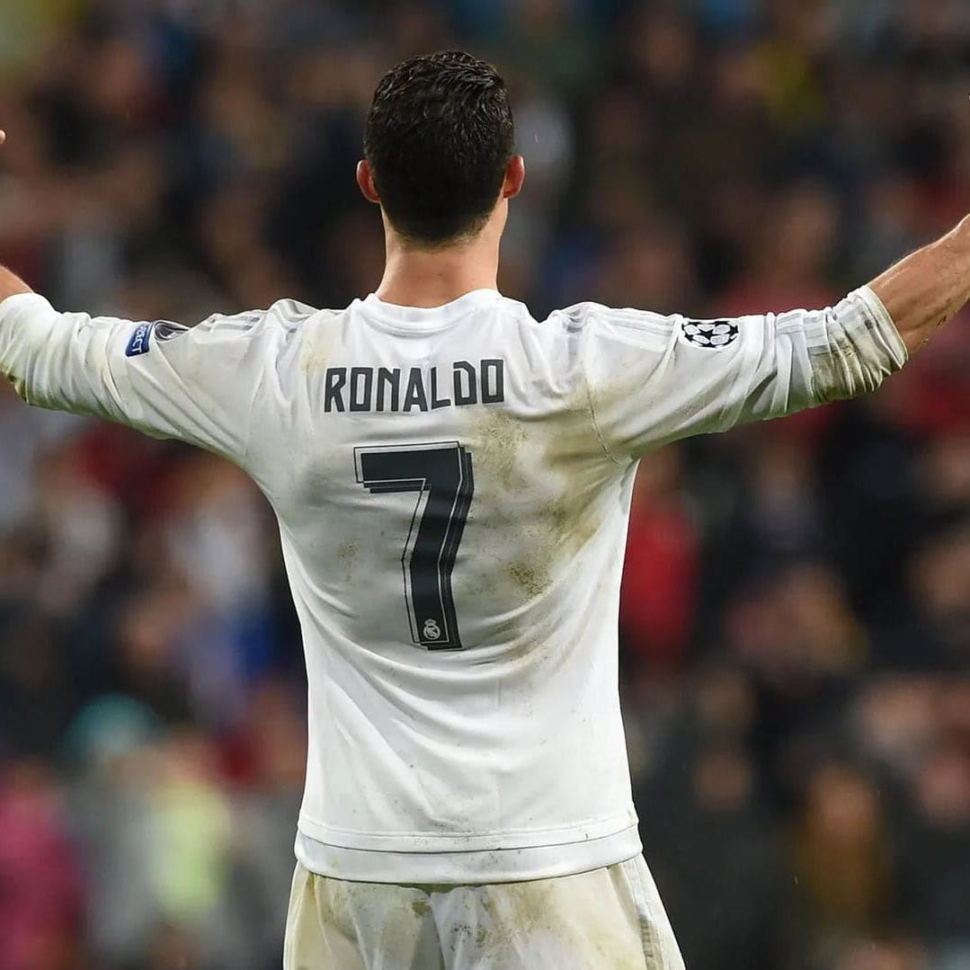 cristiano-ronaldo-schmeisst-sich-nach-dem-3-0-sieg-gegen-wolfsburg-in-siegerpose-1jpg | UAE SPORT STORE RM Classic 2015/16 Ronaldo 7
