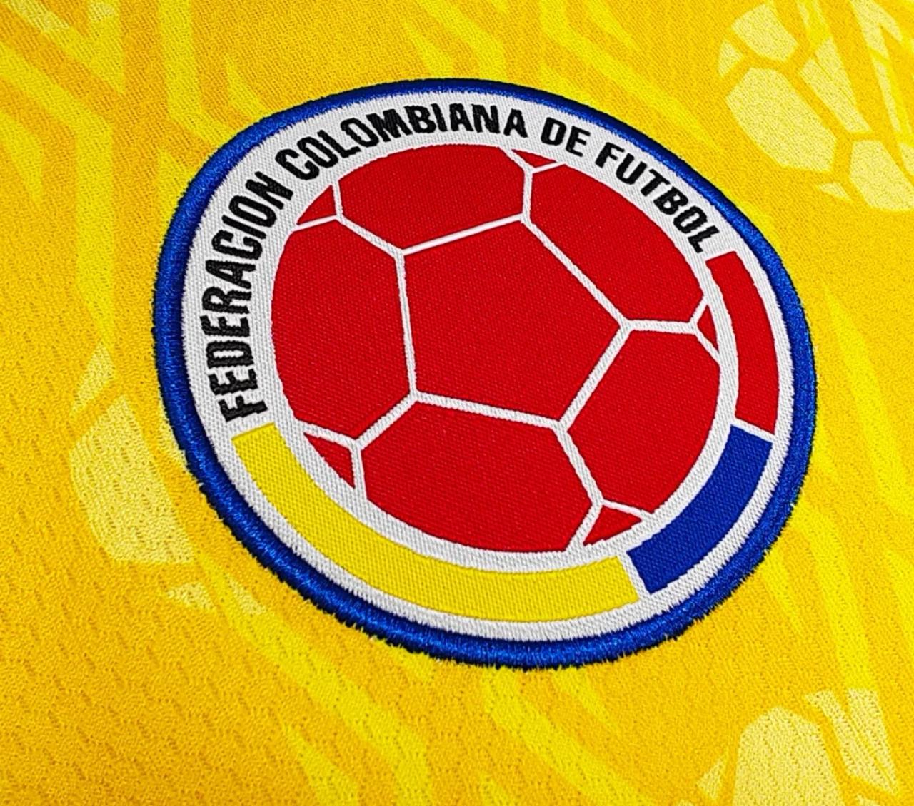 c03c0f6d-ba9b-4d5f-b3a8-f3701cf09990jpg | UAE SPORT STORE Colombia 1994 jersey federation crest embroidery detail
