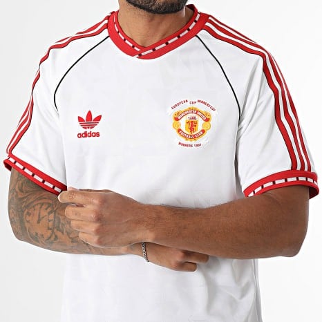 man-united-away-jersey-1991-crest-detailjpg | UAE SPORT STORE Man United Away Jersey 1991 commemorative crest detail