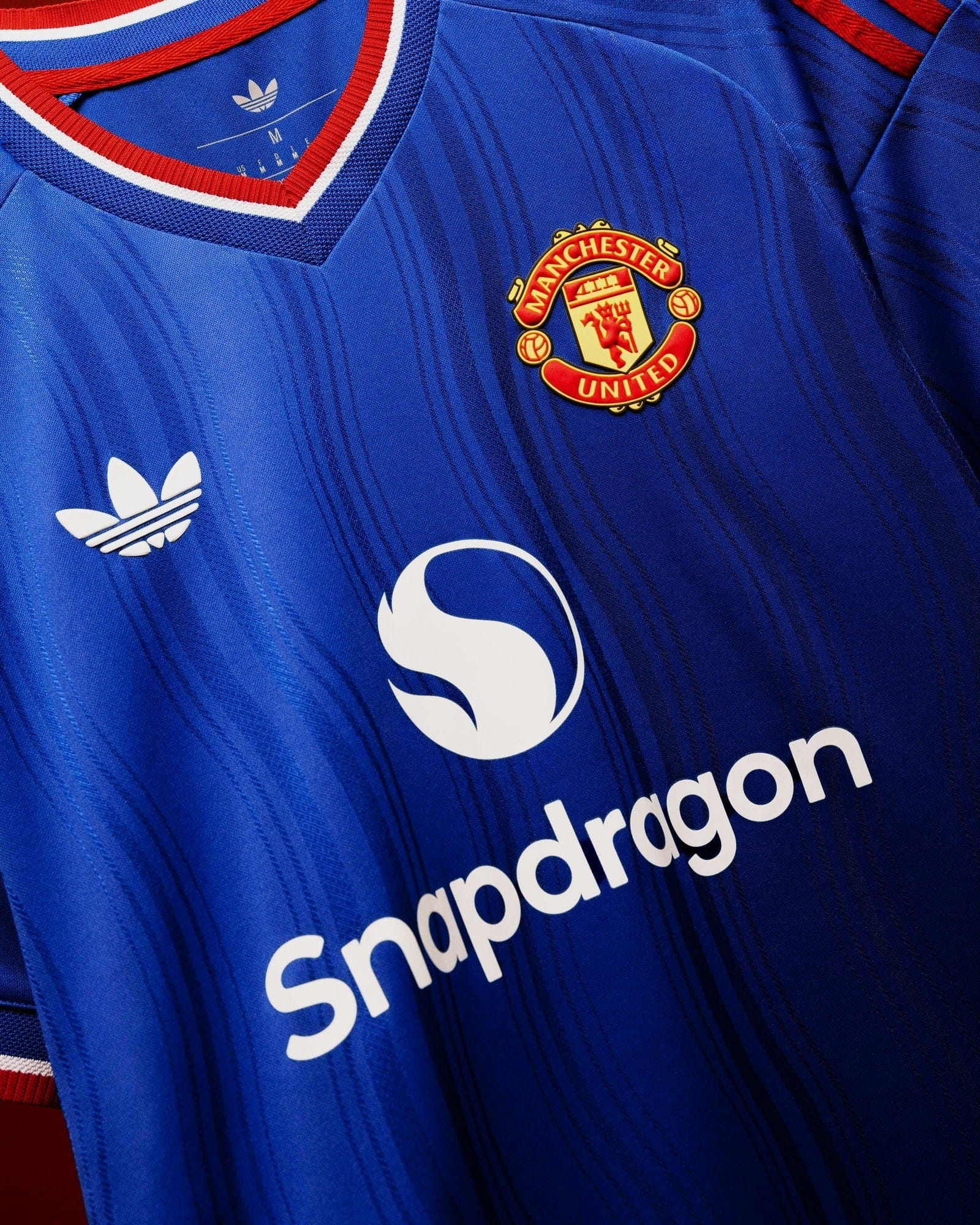 man-united-away-jersey-2026-27-detail-1jpg | UAE SPORT STORE Man UNITED Away Jersey 2026/27 crest detail