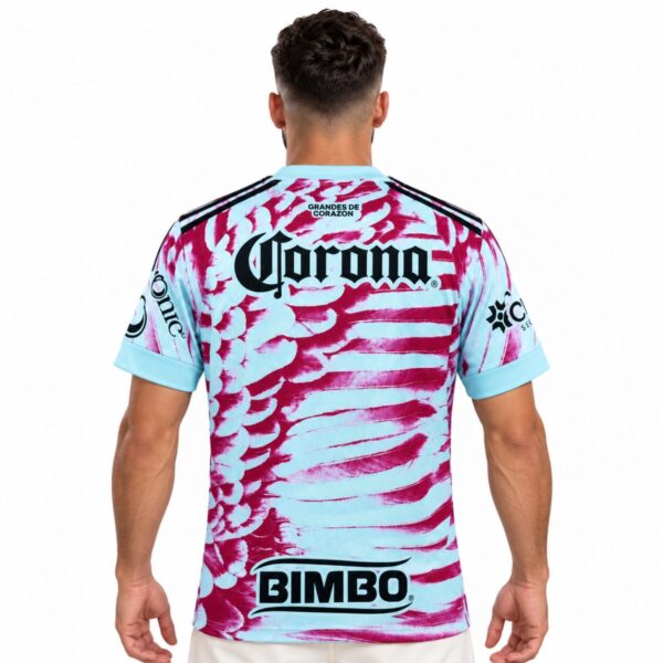 Club America goalkeeper jersey back view with eagle feather print and GRANDES DE CORAZON at the neck